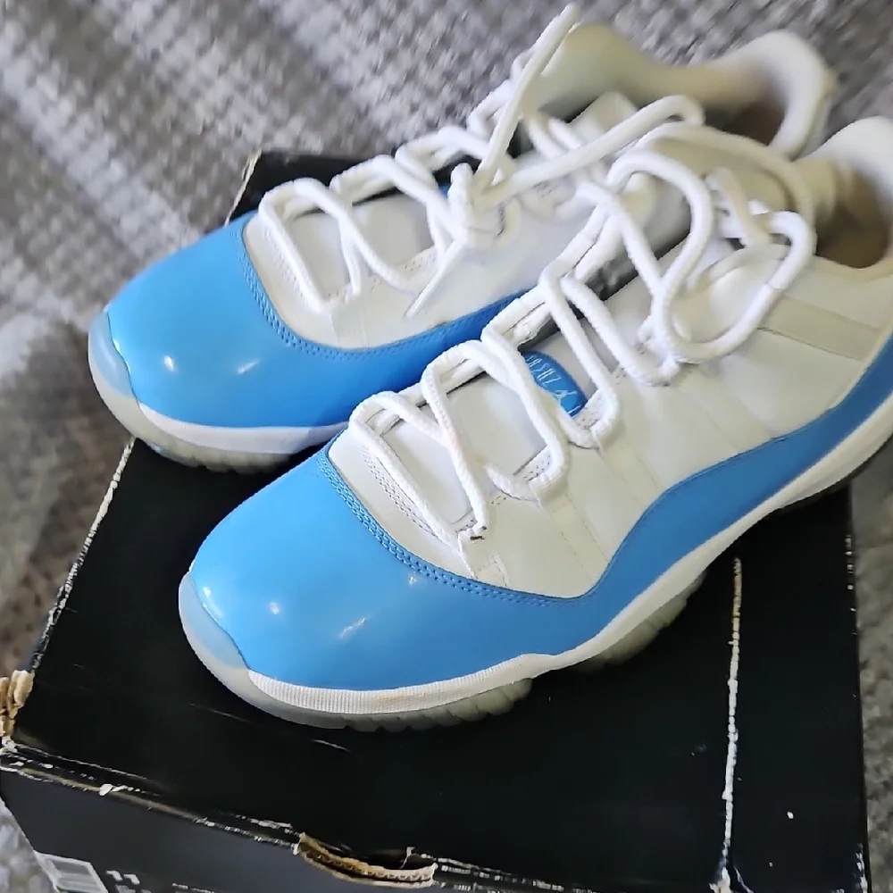 Jordan Sneakers in Blue and White - Picture 3 of 7